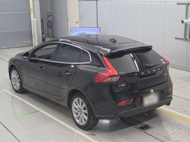 VOLVO V40 2016