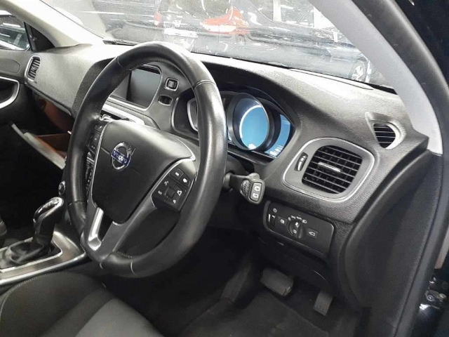 VOLVO V40 2016
