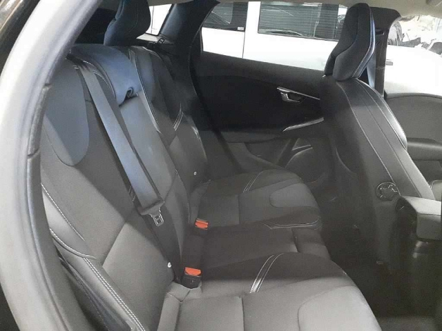 VOLVO V40 2016