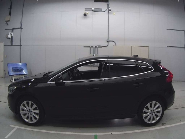 VOLVO V40 2016