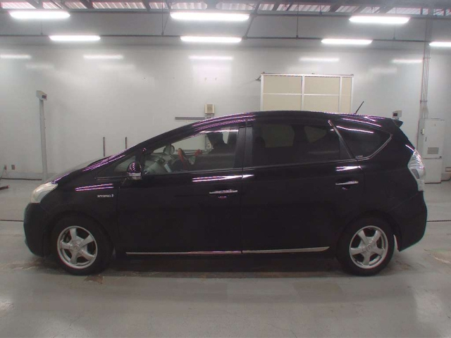 TOYOTA PRIUS ALPHA 2013