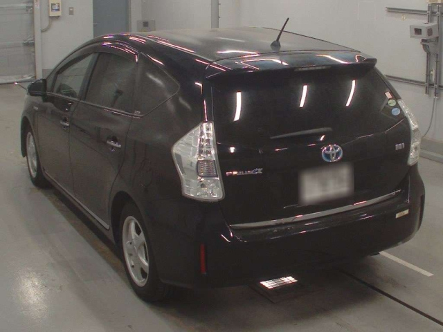 TOYOTA PRIUS ALPHA 2013