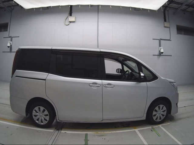 TOYOTA NOAH 2020