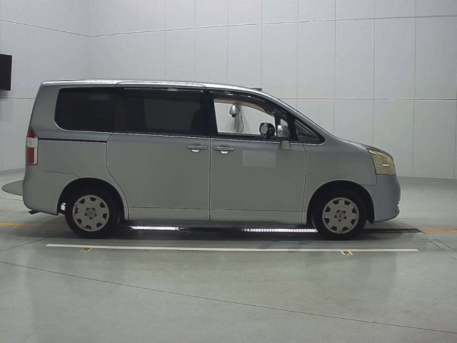TOYOTA NOAH 2009