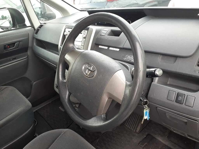 TOYOTA NOAH 2009