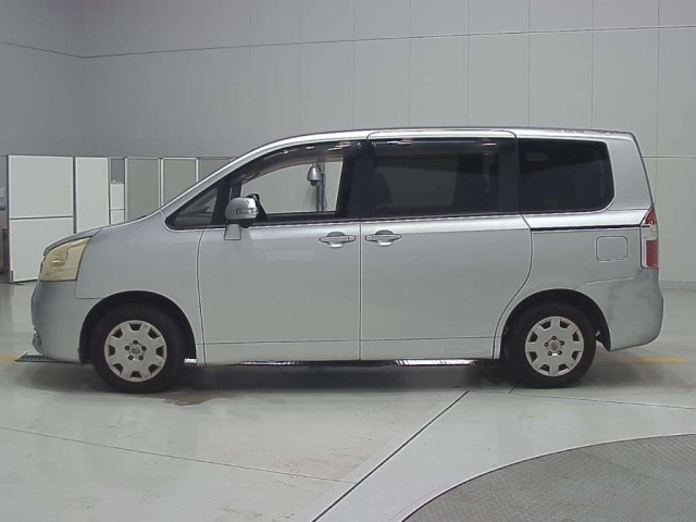 TOYOTA NOAH 2009