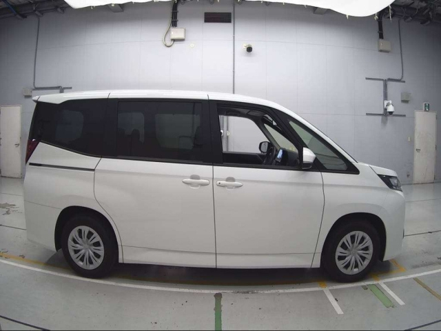 TOYOTA NOAH 2024