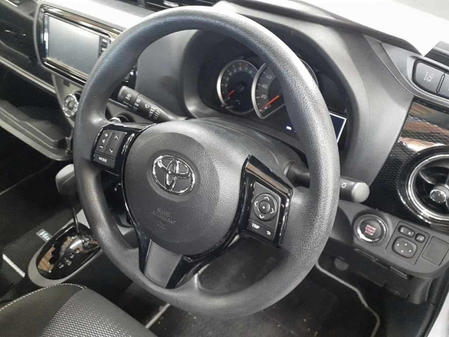 TOYOTA VITZ 2019