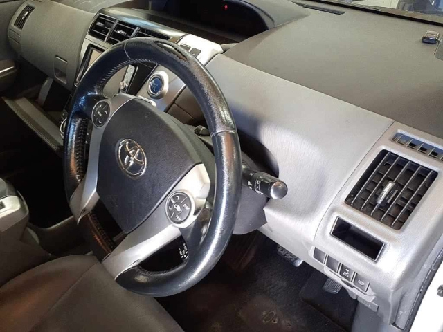 TOYOTA PRIUS ALPHA 2012