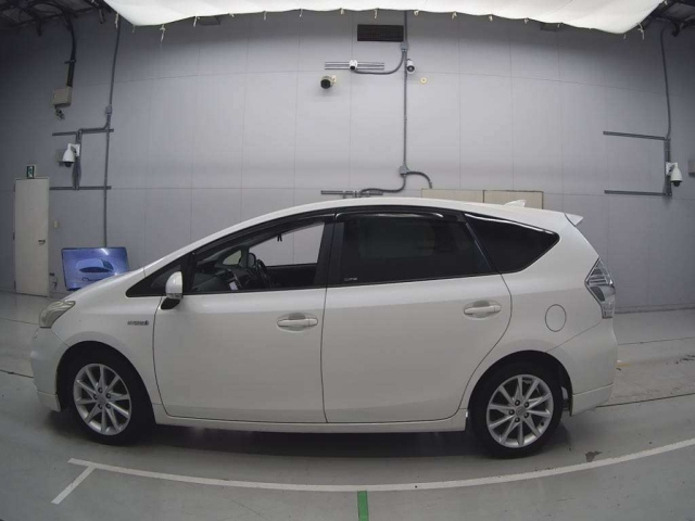 TOYOTA PRIUS ALPHA 2012