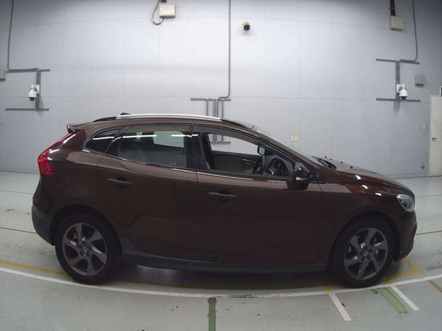 VOLVO V40 2015