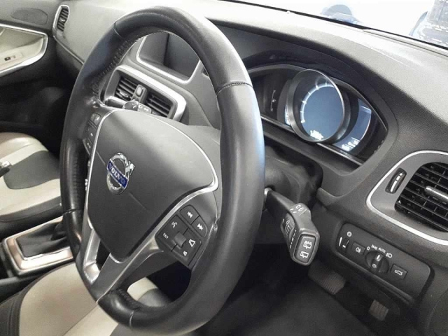 VOLVO V40 2015