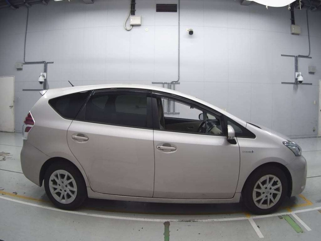 TOYOTA PRIUS ALPHA 2018