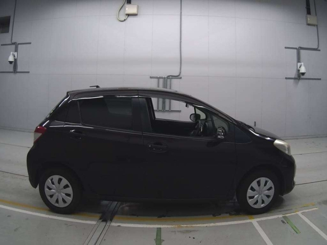 TOYOTA VITZ 2013