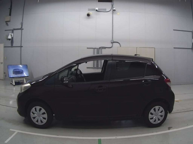 TOYOTA VITZ 2013