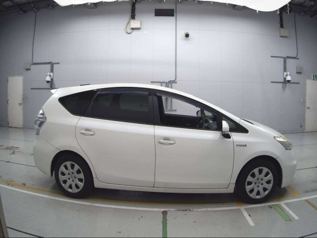 TOYOTA PRIUS ALPHA 2013