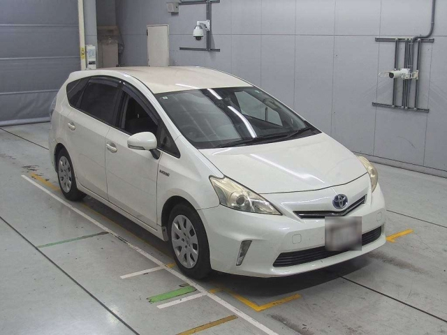 TOYOTA PRIUS ALPHA 2013