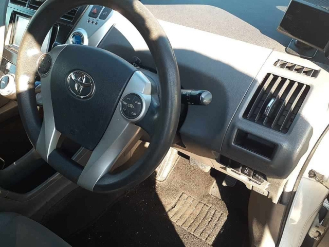 TOYOTA PRIUS ALPHA 2013