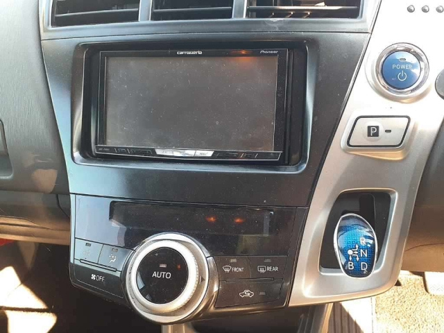 TOYOTA PRIUS ALPHA 2013