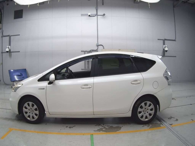 TOYOTA PRIUS ALPHA 2013