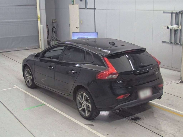 VOLVO V40 2016
