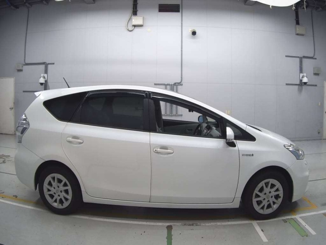 TOYOTA PRIUS ALPHA 2014