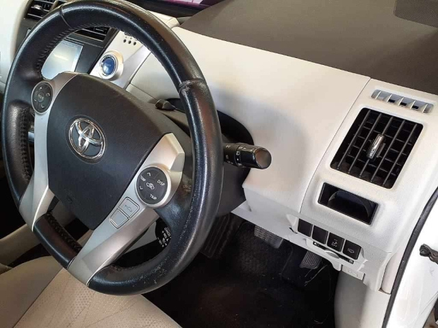 TOYOTA PRIUS ALPHA 2014