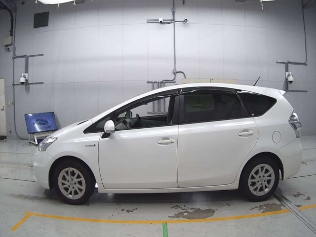 TOYOTA PRIUS ALPHA 2014