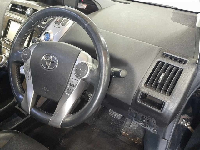 TOYOTA PRIUS ALPHA 2014
