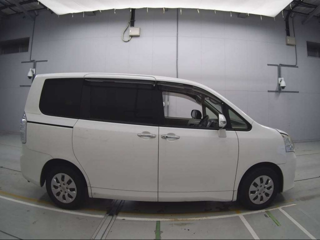 TOYOTA NOAH 2012