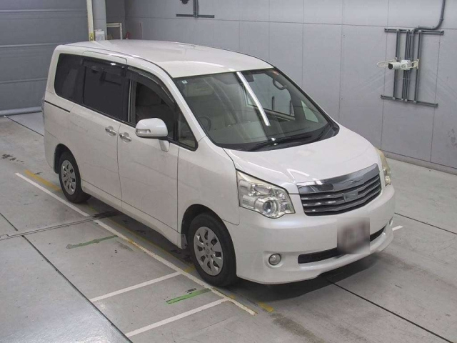 TOYOTA NOAH 2012