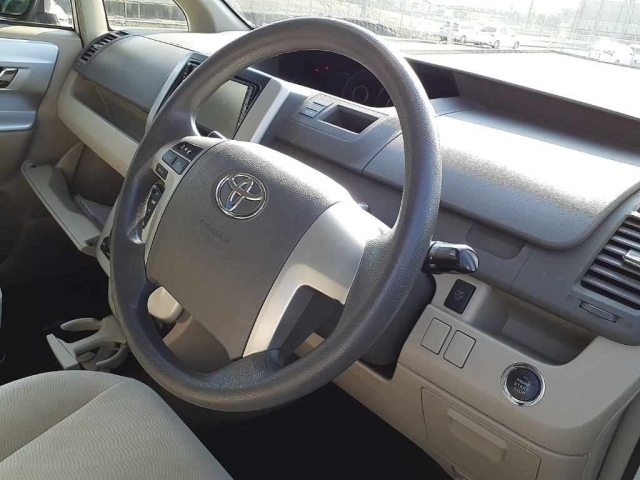 TOYOTA NOAH 2012