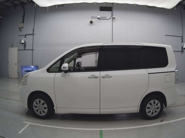 TOYOTA NOAH 2012