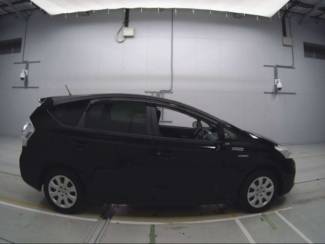 TOYOTA PRIUS ALPHA 2012