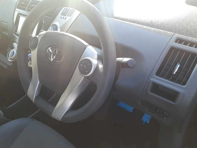 TOYOTA PRIUS ALPHA 2012