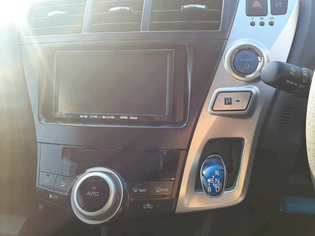 TOYOTA PRIUS ALPHA 2012