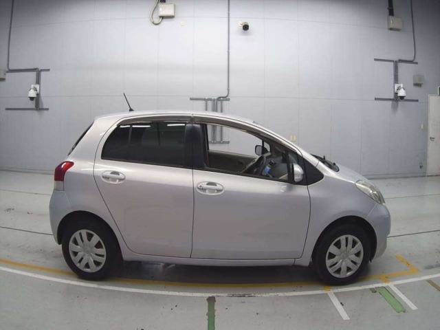TOYOTA VITZ 2010