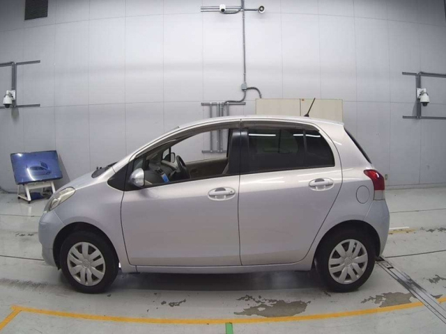 TOYOTA VITZ 2010