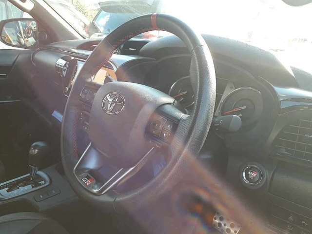 TOYOTA HILUX 2023