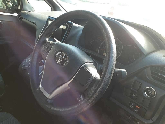 TOYOTA VOXY 2018