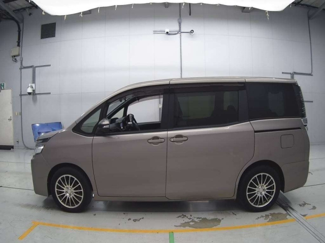 TOYOTA VOXY 2018