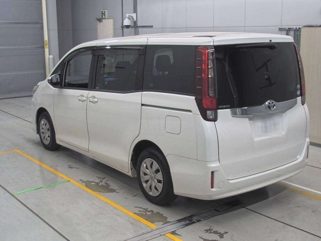 TOYOTA NOAH 2014