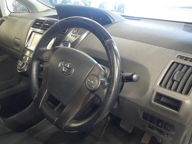 TOYOTA PRIUS ALPHA 2013