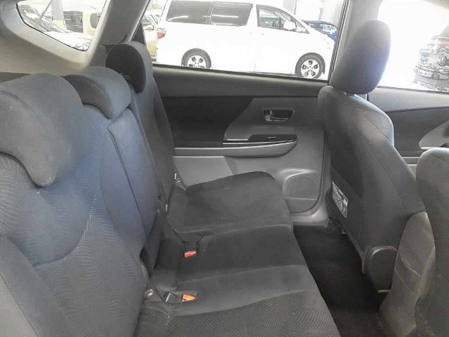 TOYOTA PRIUS ALPHA 2013