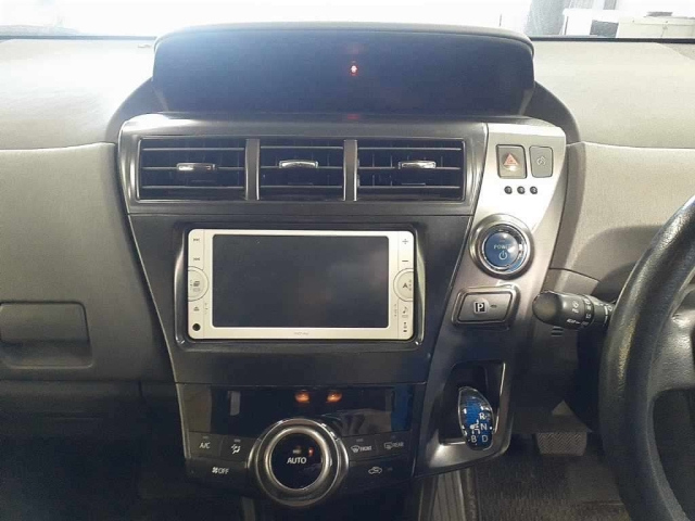 TOYOTA PRIUS ALPHA 2013