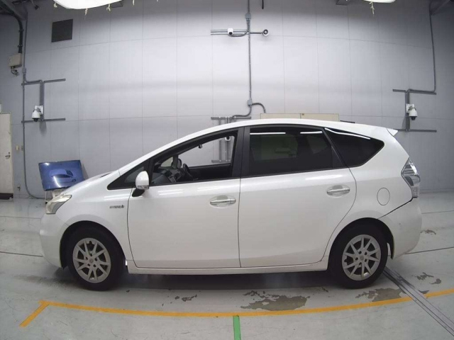TOYOTA PRIUS ALPHA 2013