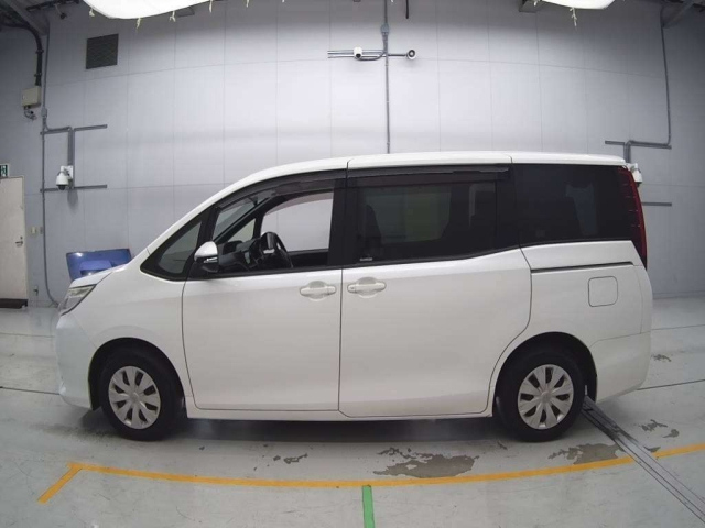 TOYOTA NOAH 2014