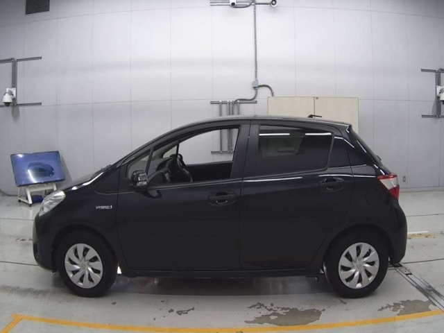 TOYOTA VITZ 2017