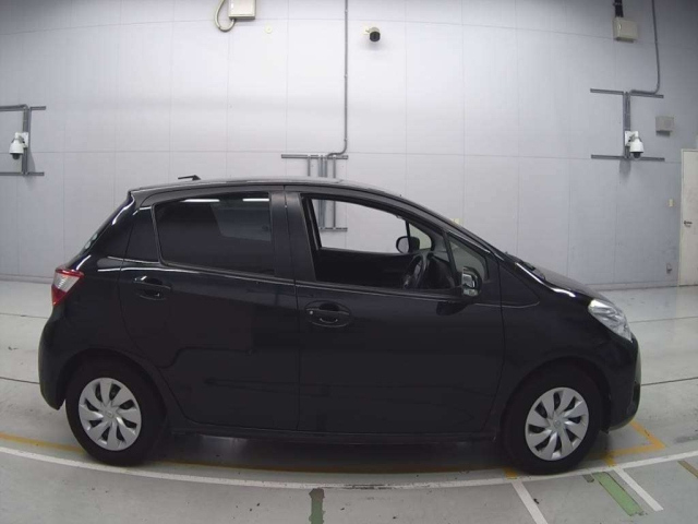 TOYOTA VITZ 2017