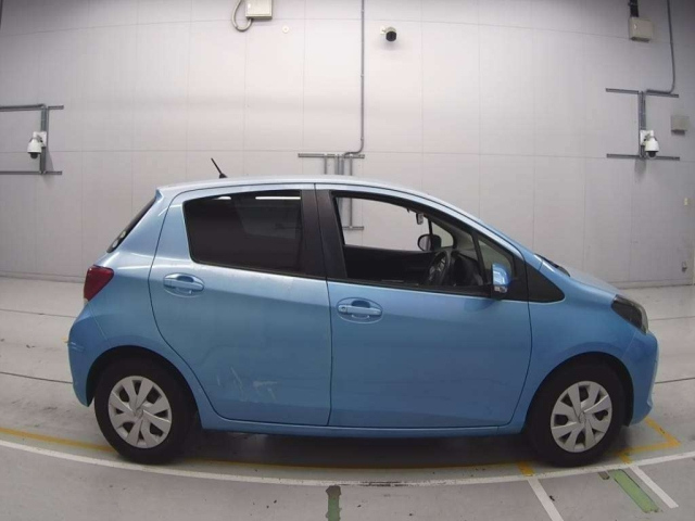TOYOTA VITZ 2015